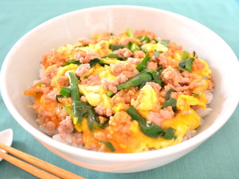 豚そぼろ入りにら玉丼